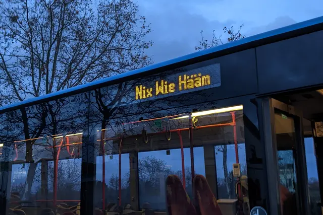 7 "Unser Stadtbus hat Feierabend". Letzte Fahrt mit dem Regionalbus am Abend von Neustadt Weinstraße nach Deidesheim. Anzeige am Fahrtende!
------------------
Buslinie des VRN: 512 Neustadt Weinstraße - Forst 
Das Bild wurd am Bahnhof Deidesheim, (Ostseite) aufgenommen. | Foto: Brigitte Forth