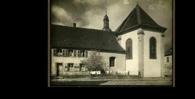 Ein Bild aus vergangenen Zeiten: Wäsche flattert vor dem alten Klostergebäude neben der Stiftskirche. Heute  das katholische Pfarrzentrum.                                               | Foto:  Archiv AKAK