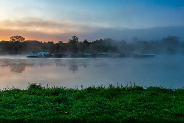 5 I loved you with a fire red, now it's turning blue
(Fahrendes Schiff im Morgennebel auf dem Rhein zwischen Ludwigshafen und Mannheim) | Foto: Ralph Beetz