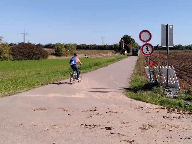 Wenn die Absperrung fehlt so wie hier beachten manche die Sperrung nicht. Welcher Radpendler schaut denn auch jedenTag nach ob hier ein neues Schild steht. | Foto: E. Vortanz (adfc)