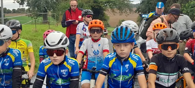 Luca Giro mit orangen Helm (mittig) inmitten des Starterfeldes | Foto: |HSchäffer