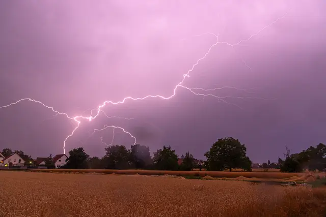 7 Blitz
Aufgenommen bei Böbingen im Juni | Foto: Georg Beck