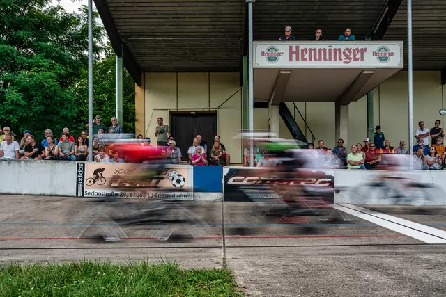 5 Zuschauer sehen Radfahrer vorbeisausen bei einem Radrennen auf der Radrennbahn in Ludwigshafen-Friesenheim | Foto: Ralph Beetz