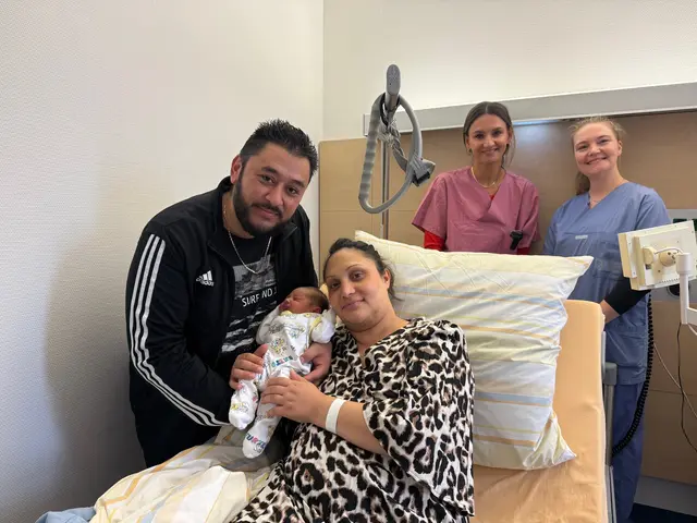 Mergane und Hasan Marina mit der kleinen Semedije, der stellvertretenden Stationsleitung Jelena Petricevic Josipovic (links) und der leitenden Hebamme Isabell Schubert (rechts) | Foto: Katja Hein