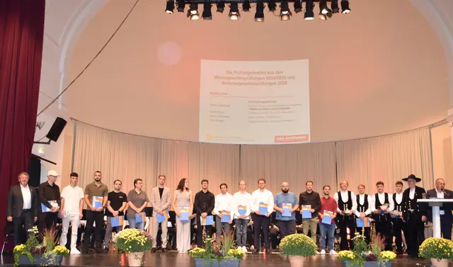 Die Reihe der freigesprochenen Junggesellinnen und Junggesellen | Foto: Kreishandwerkerschaft Westpfalz