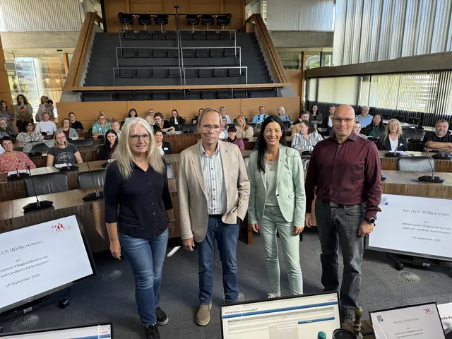 Die Beigeordnete der Stadt Kaiserslautern, Anja Pfeiffer (2. von rechts), und der Kreisbeigeordnete Peter Schmidt (2. von links) bei der gemeinsamen Pflegekonferenz von Stadt und Kreis Kaiserslautern | Foto: Reiner Voß
