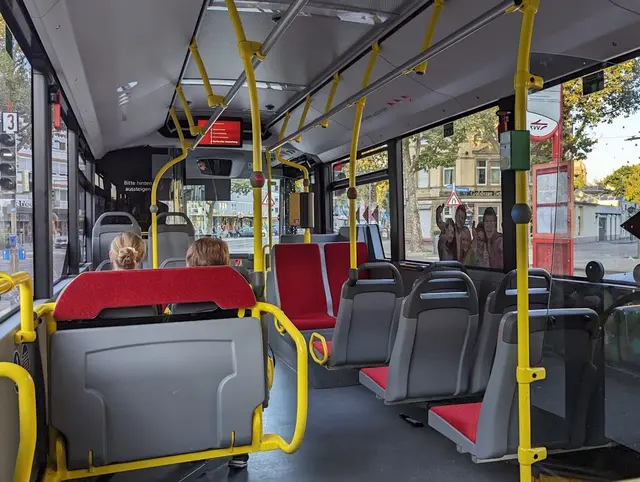 Der junge Autofahrer überholte den Bus und bremste anschließend so stark, dass dieser zum Stillstand gezwungen wurde | Foto: Heike Schwitalla