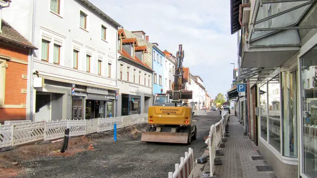 Die Bauarbeiten in der Kaiserstraße in Landstuhl schreiten weiter voran – derzeit werden Hausanschlüsse und Kanalbauarbeiten im zweiten Bauabschnitt durchgeführt. | Foto: Erik Stegner