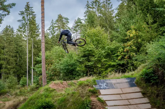 5 ´Jump ´  
Aufgenommen im Bikepark Trippstadt | Foto: Wolfgang Simon