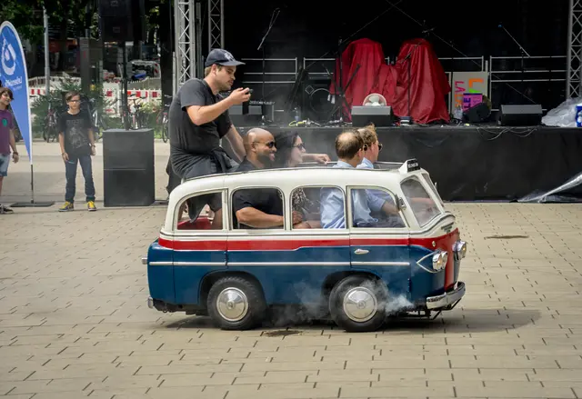 2 Speedbus K´Town
Aufgenommen beim -Alles muß raus- Festival in Kaiserslautern | Foto: Wolfgang Simon