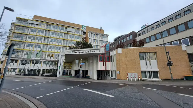Am Freitagvormittag hat sich vor dem Haupteingang des Westpfalz-Klinikums ein Verkehrsunfall ereignet, bei dem eine Fahrradfahrerin schwer verletzt wurde | Foto: Monika Klein