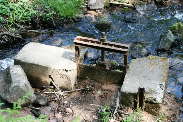 7 Am Stauwehr fließt das Wasser. | Foto: Gesehen im Queichtal