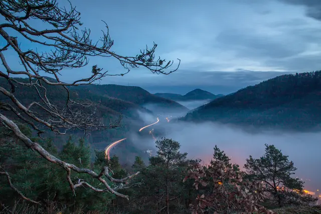 1 Blick vom Kosterfelsen auf die B 10.
Aufgenommen bei Rinnthal im November. | Foto: Georg Beck