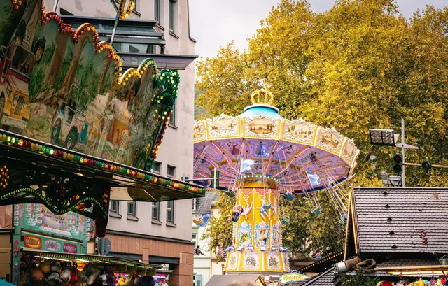 Der Jahrmarkt, der dieses Jahr nochmal in der Exterstraße stattfindet, sorgt auch 2025 wieder für Volksfeststimmung mitten in Neustadt. | Foto: Daniel Löwedey