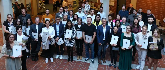 Die neuen deutschen Staatsbürgerinnen und Staatsbürger im Kreishaus SÜW, mit Kreisbeigeordnetem Uwe Huth (5. von rechts, vordere Reihe), Mitarbeitenden der Verwaltung und Gästen.  | Foto: KV SÜW/gratis