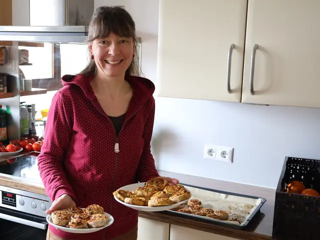 Annemarie Kaschub mit ihren selbst gebackenen Gemüseschnecken aus gerettetem Gemüse. | Foto: Hannelore Schäfer