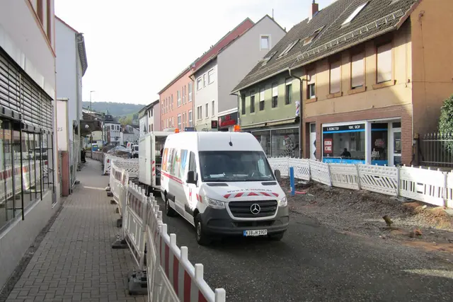 Anlieferungen sind trotz Baustelle möglich: In der Kaiserstraße in Landstuhl bleibt der Anliegerverkehr während der Sanierung eingeschränkt erhalten. | Foto: Erik Stegner