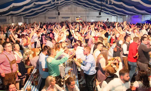 Jubel, Trubel und Heiterkeit im Festzelt | Foto: Bildarchiv Kreisstadt St. Wendel –  Bonenberger