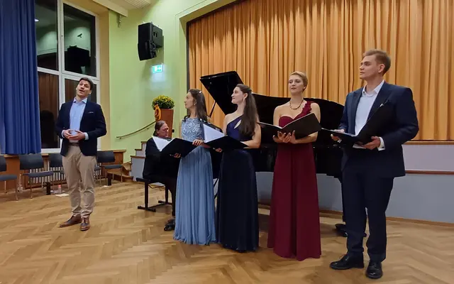 (v.l.n.r.):  Ljubomir Milanovi, Peter Bortfeldt (sitzend am Klavier), Patrizia Pfauth, Katharina Bierweiler, Vira Skybytska und Luis Denzel | Foto: Fritz-Wunderlich-Gesellschaft