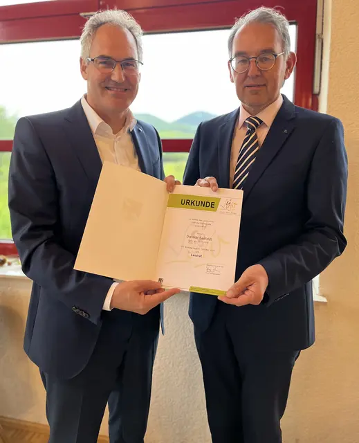 Landrat Dietmar Seefeldt (links) erhielt die Ernennungsurkunde aus den Händen des Ersten Kreisbeigeordneten Georg Kern. | Foto: KV SÜW/gratis