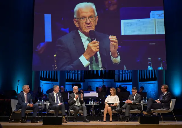 20 Jahre MRN Podiumsrunde
(von links) Stefan Dallinger (Vorsitzender des Verbandes Region Rhein-Neckar), Michael Ebling (Staatsminister Rheinland-Pfalz), Winfried Kretschmann (Ministerpräsident des Landes Baden-Württemberg), Moderatorin Daniela Bublitz, Boris Rhein (Ministerpräsident des Landes Hessen), Dr. Uwe Schroeder-Wildberg (Vorstandsvorsitzender des Vereins Zukunft Metropolregion Rhein-Neckar) | Foto: MRN
