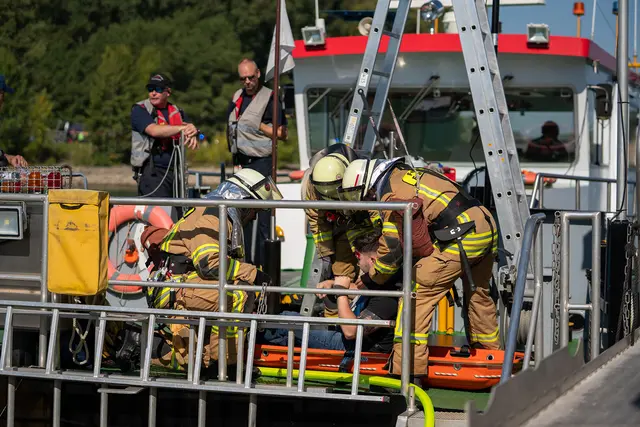 Die Einsatzkräfte übten bei einem gespielten Schiffsunglück.  | Foto: Feuerwehr Frankenthal