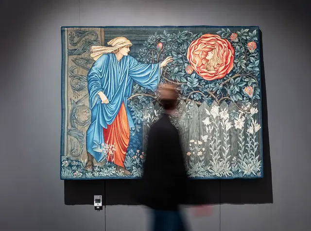 Die Staatliche Kunsthalle Baden-Baden und das Badische Landesmuseum gehen gemeinsam in die Zukunft - die ersten beiden Ausstellungsprojekte ab Juni 2026. Abbildung: Sir Edward Burne-Jones und William Morris, Wirkteppich „Der Pilger im Garten“, London, 1901
| Foto: Badisches Landesmuseum, ARTIS – Uli Deck