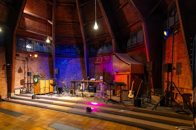 Eine wunderschöne Stage mit vielen instrumenten | Foto: Johann-Peter Melder