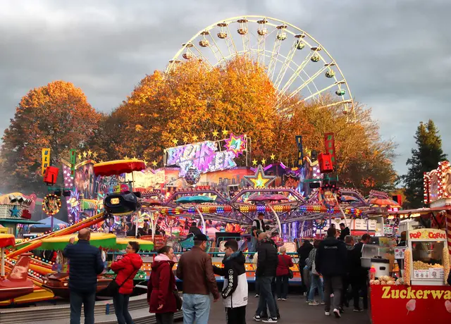 Fahrgeschäfte stehen bereit | Foto: Bildarchiv Kreisstadt St. Wendel –  Bonenberger