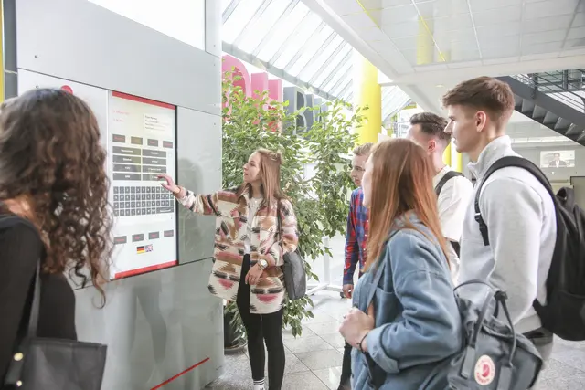 Studierende informieren sich an der Stele der DHBW Karlsruhe | Foto: Bildrechte: DHBW KA//Foto Fabry