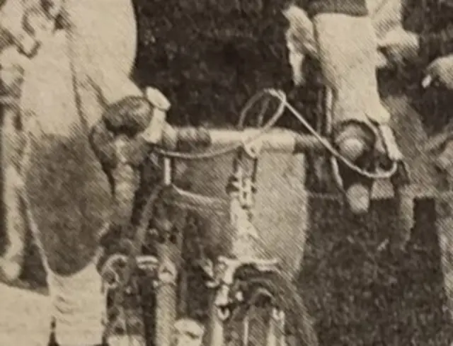 Eine geniale Technik zum halten vom Lenker und betätigen der Bremsen | Foto: Fachmagazin der Radsport