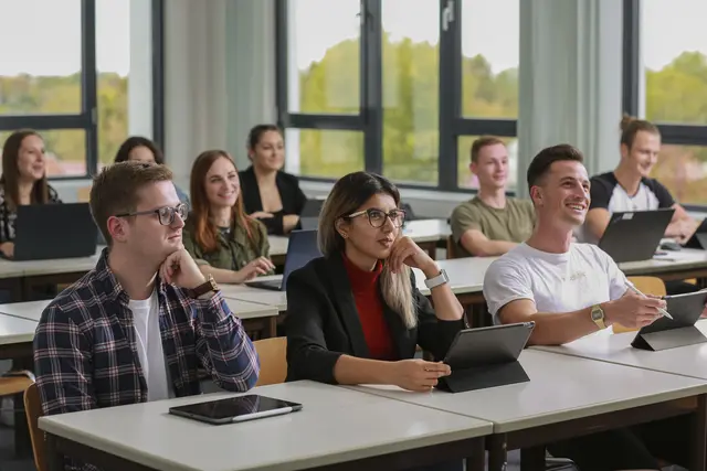 Studierende in einer Vorlesung an der DHBW Karlsruhe | Foto: Bildrechte: DHBW KA//Foto Fabry