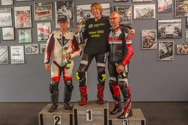 René Voss (Mitte) wurde auf seiner Honda 250 ccm Gesamtsieger in der IG Königsklasse | Foto: Marcel Uhlmann