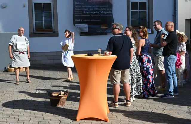 Premiere des Theaterstücks "Scherben bringen Glück".
Unter den Gästen Verbandsbürgermeister Karl-Dieter Wünstel und Bürgermeisterin Sabrina Welker. 
 | Foto: Andrea Abt