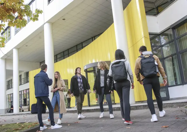 Studierende vor der DHBW Karlsruhe | Foto: Bildrechte: DHBW KA//Foto Fabry