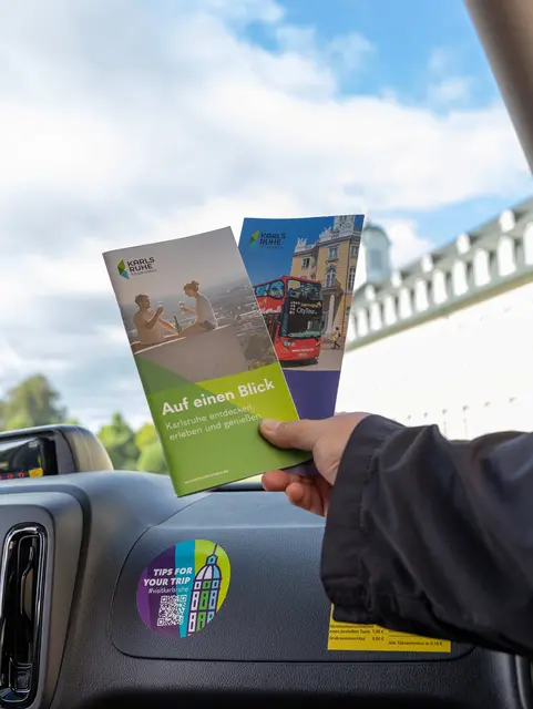 Im komfortablen Großraumtaxis erfahren Gäste, was Karlsruhe alles zu bieten hat. | Foto: Karlsruhe Tourismus GmbH