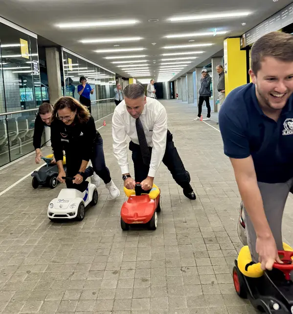 v. l.: Philipp Geisberger (BARMER), Sandra Lauinger (ASC Grünwettersbach), Marc Sesemann (Sparkasse Karlsruhe) und Patrick Kowalsky (PSK LIONS) treten gegeneinander im Bobby Car Rennen an. | Foto: hsk