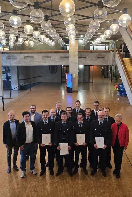 Wolfgang Mayer, Manuel Steinbrenner, Felix Rahm, Jürgen Heinrich Mayer und Beate Kimmel beglückwünschten die frisch zu Beamten auf Lebenszeit ernannten Feuerwehrbeamten | Foto: Stadt Kaiserslautern