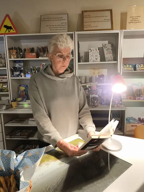 Frau Pausch liest aus dem Krimi vor | Foto: Christine Rössler