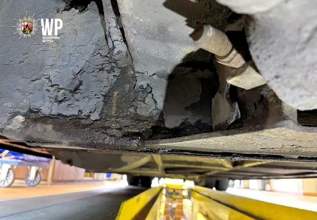 Deutlich sichtbare Rostschäden am Hauptrahmen des Reisebusses: Die Polizei stufte das Fahrzeug als verkehrsunsicher ein. | Foto: Polizeidirektion Kaiserslautern