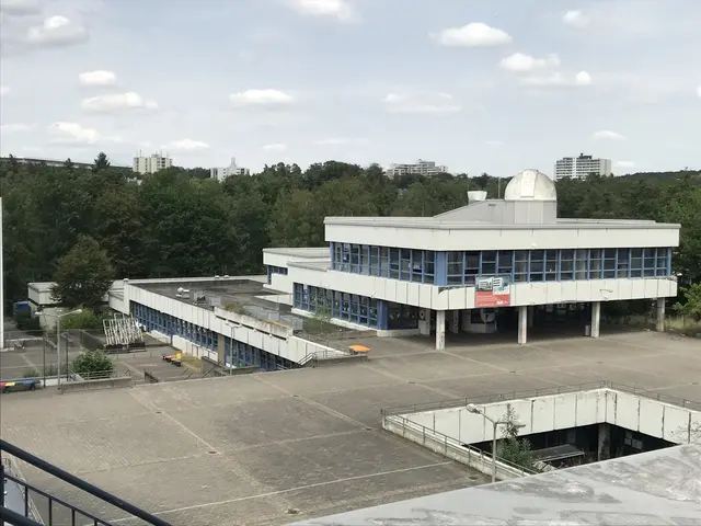 Der alte Fachklassentrakt mit der Kuppel der Sternwarte. Im Vordergrund die sogenannte Forumsebene, die die Schulgebäude miteinander verbindet. | Foto: Jagsch Architekten