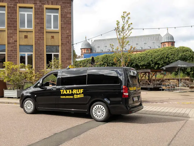 In Kooperation mit TAXI-RUF können Gäste die Geheimtipps und beliebtesten Orte der Stadt kennenlernen. | Foto: Karlsruhe Tourismus GmbH