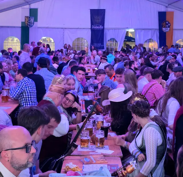 Prall gefülltes Festzelt. | Foto: Gemeindeverwaltung Haßloch