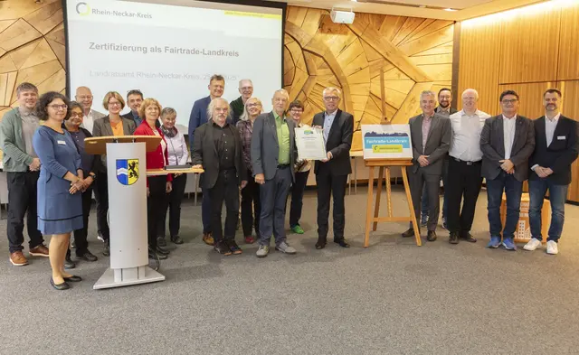 Im Beisein von Kreisrätinnen und Kreisräten sowie Fairtrade-Akteuren aus dem Kreisgebiet bekam Landrat Stefan Dallinger von Dieter Overath im Landratsamt die Zertifizierungsurkunde überreicht. Zudem präsentierten die beiden das neue Fairtrade-Logo des Rhein-Neckar-Kreises. | Foto: Landratsamt Rhein-Neckar-Kreis