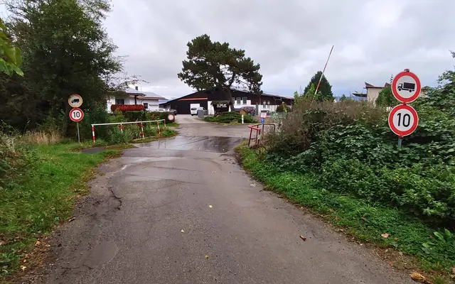 Direkt vor der Landmetzgerei Hoock: Die Brücke Vie24 ist stark beschädigt und wird aktuell zusätzlich durch Lastverteilplatten gesichert.
 | Foto: Stadt Viernheim