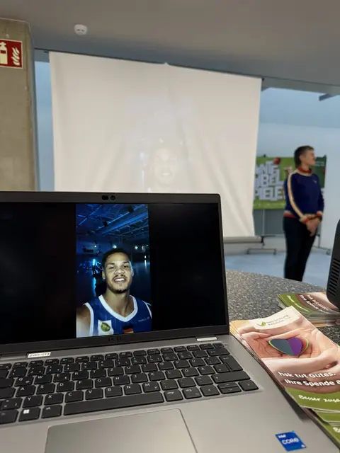 Schirmherr der Bunte Jubel Spiele 2026, Basketball-Bundesligaspieler Maurice Pluskota sendet ein Grußwort für die Pressekonferenz | Foto: hsk