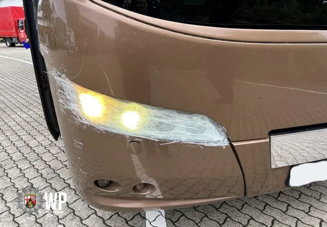 Provisorisch mit Folie reparierte Frontscheinwerfer: Auch an der Beleuchtung stellten die Beamten erhebliche Mängel fest. | Foto: Polizeidirektion Kaiserslautern