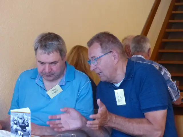 Eugen Heim im Gespräch mit seinem "Manschaftskollegen" Hubert Stuhlfauth | Foto: Peter Gnewikow
