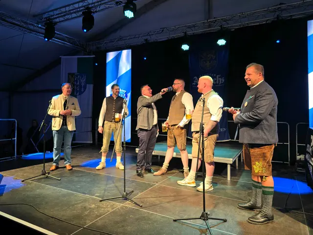 Die Festzeltbetreiber sagen ein paar Worte | Foto: Gemeindeverwaltung Haßloch