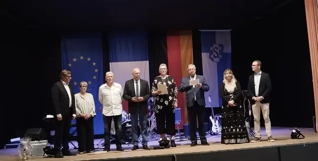 Ehrungszeremonie für die beiden Ausgezeichneten | Foto: Kareen Dinies/gratis